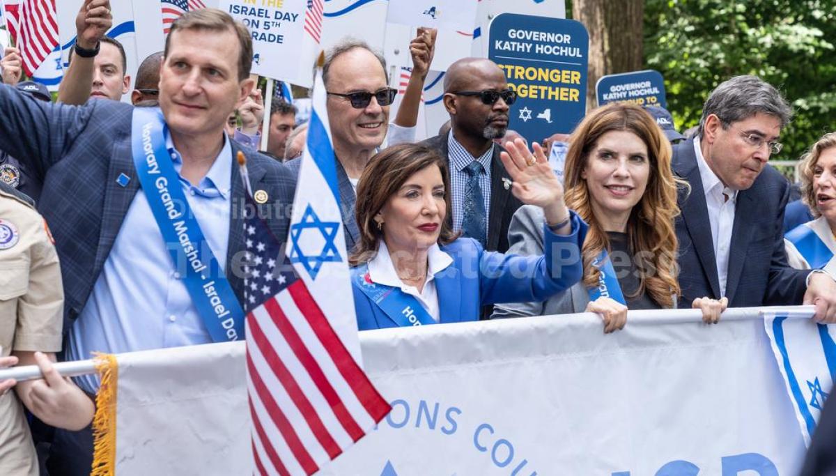 Protesters rally around coffee shop after dispute with Jewish congressman