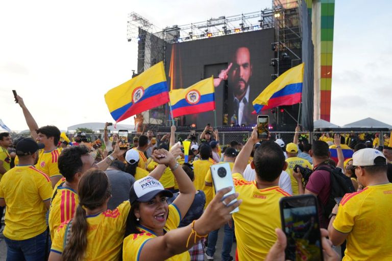Supporters of Espriella rally in Colombia.