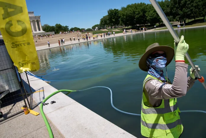 The reflecting pool is cleaned of algae, utilizing “ozone nano bubbles,” by National Park Service employees, June 16, 2026. (AP Photo/Jacquelyn Martin)