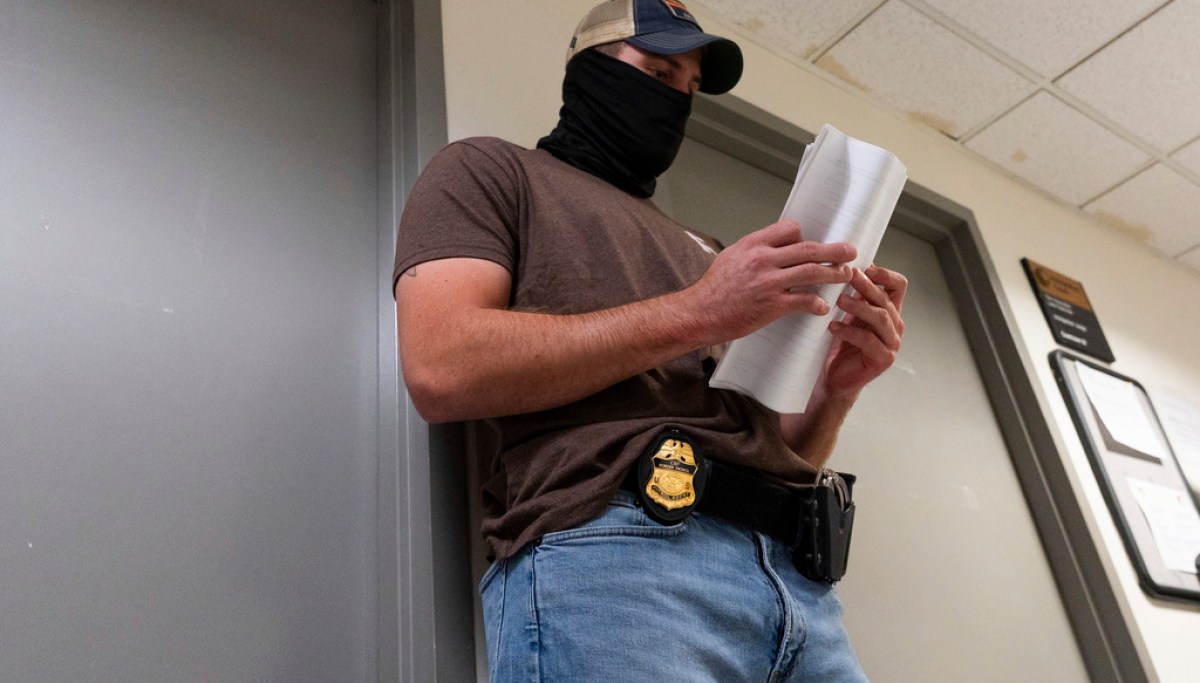 “ICE Enforces Professionalism: Bans Casual Attire for Deportation Officers”