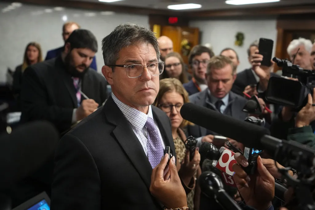 Indiana state Senate chief pulls GOP leadership bid after Trump threats over redistricting