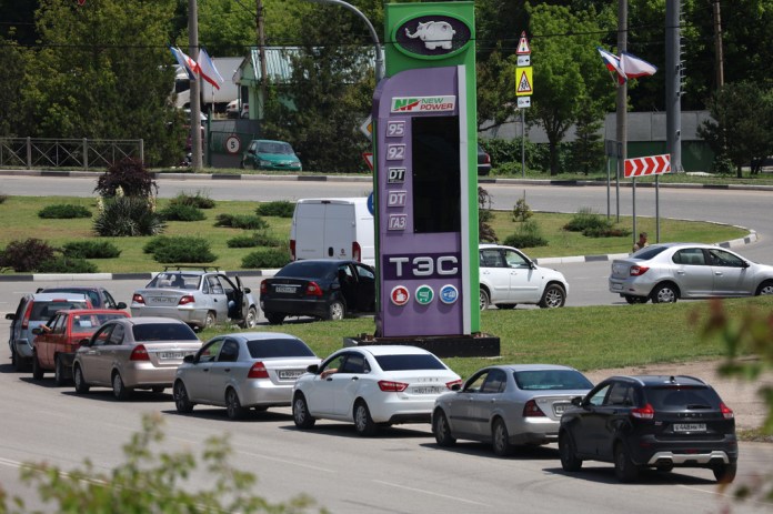 Russian cars waiting for gas