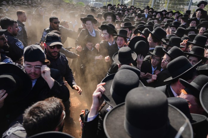 Haredi scuffle with police
