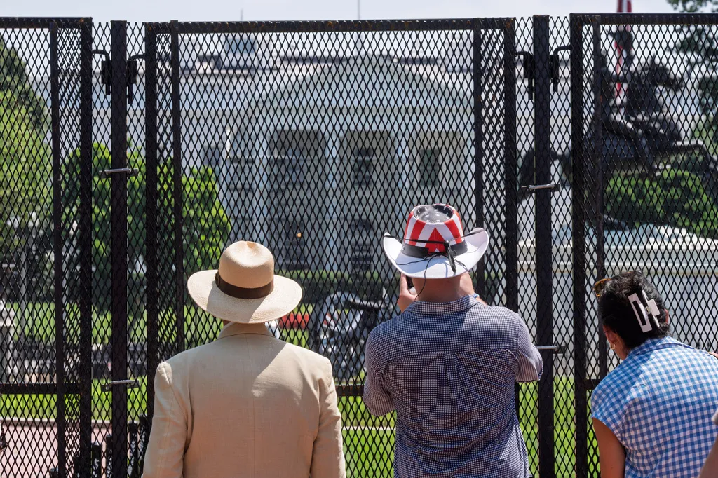 White House considers plan to build permanent fencing around Lafayette Park