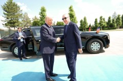 Trump welcomed with pomp and pageantry by Turkey’s Erdogan at NATO
