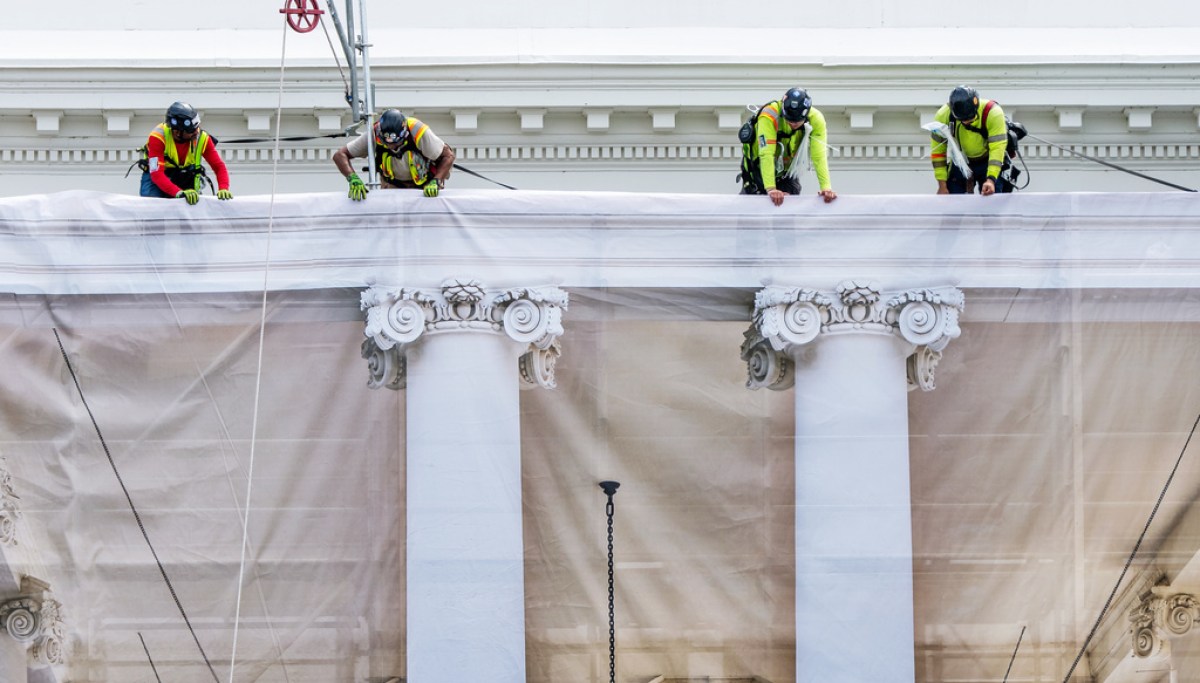 White House drapes tarps while completing Trump’s newest construction project