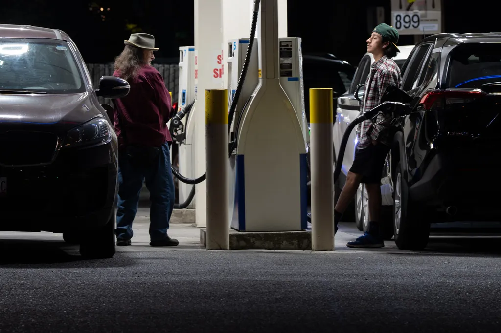 Gas prices top $4 per gallon on average after brief dip