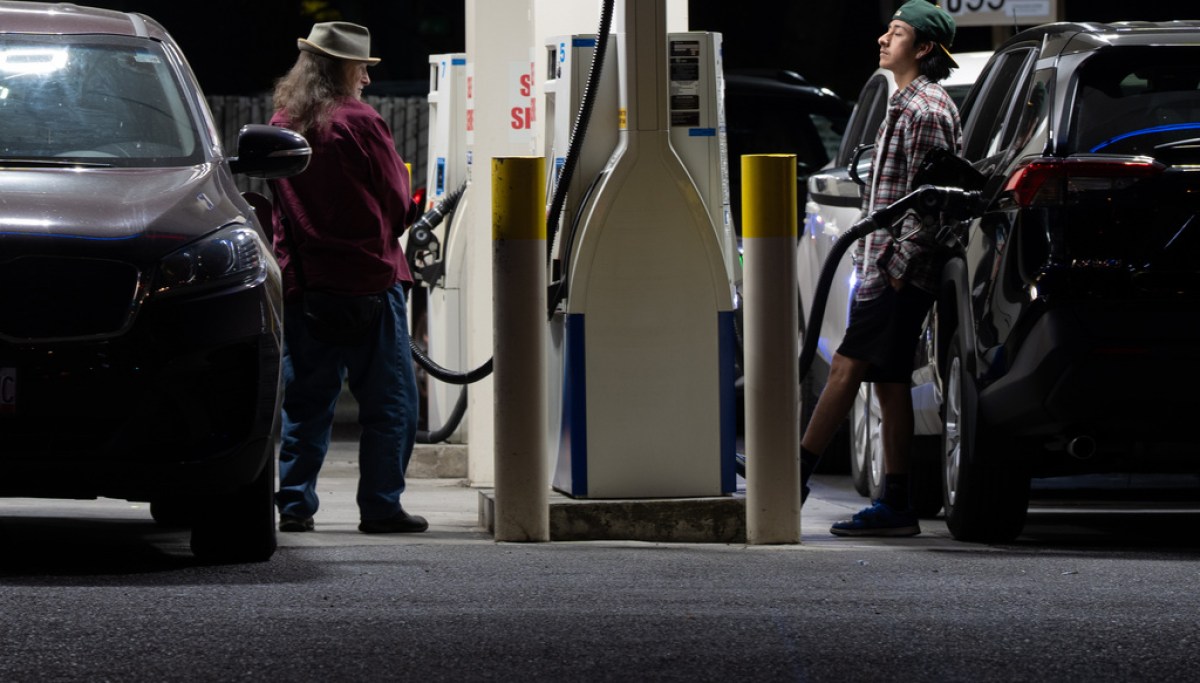 Gas prices top $4 per gallon on average after brief dip