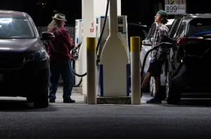 Gas prices top $4 per gallon on average after brief dip