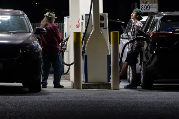 Gas prices top $4 per gallon on average after brief dip