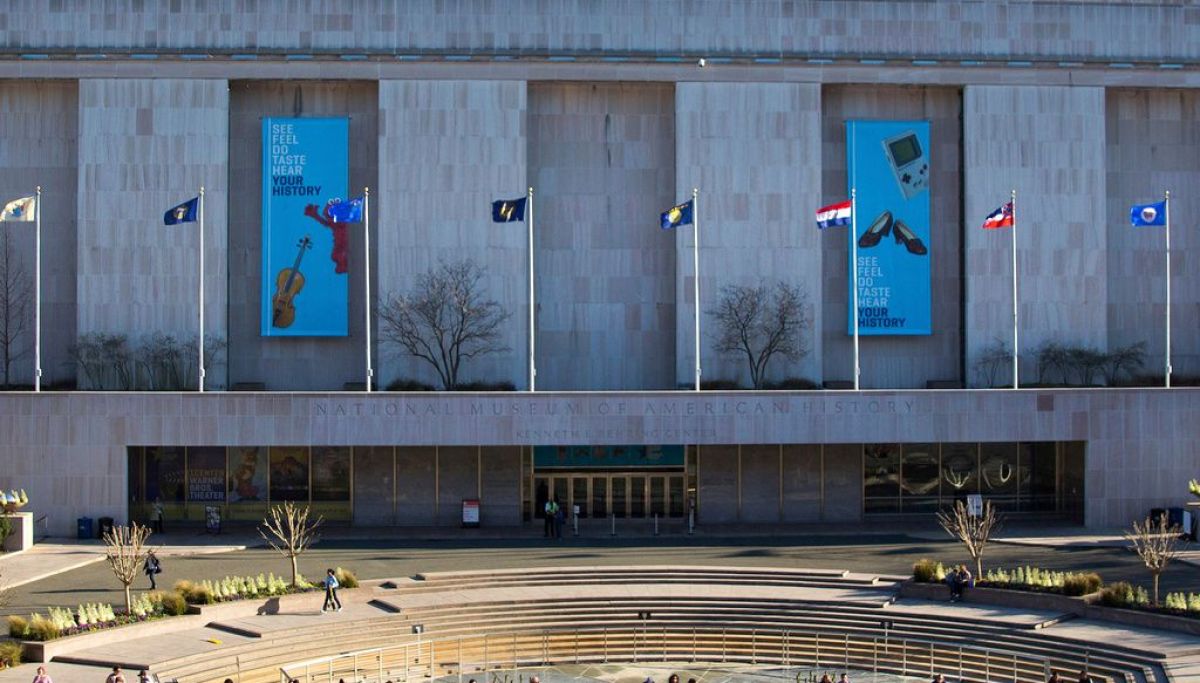 Trump orders temporary warnings signs be put in front of Smithsonian after report finds ‘extreme political activism’