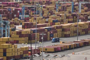 Judge mulls expanding refunds of Trump’s tariffs with class action certification