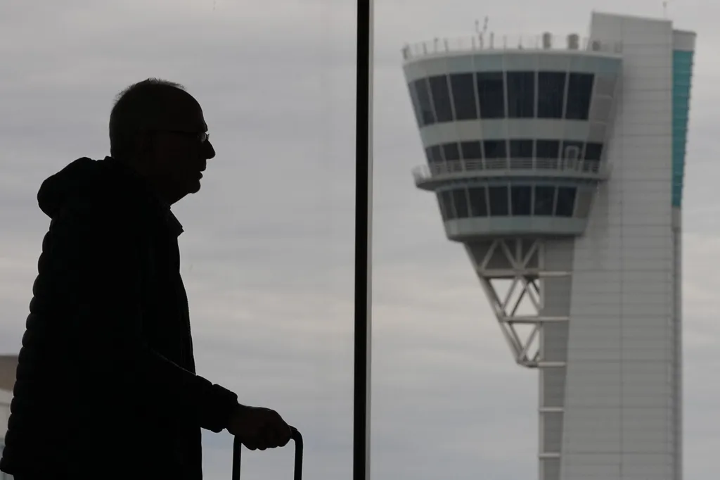 FAA leaves air traffic controller raises in limbo amid mounting strain on system