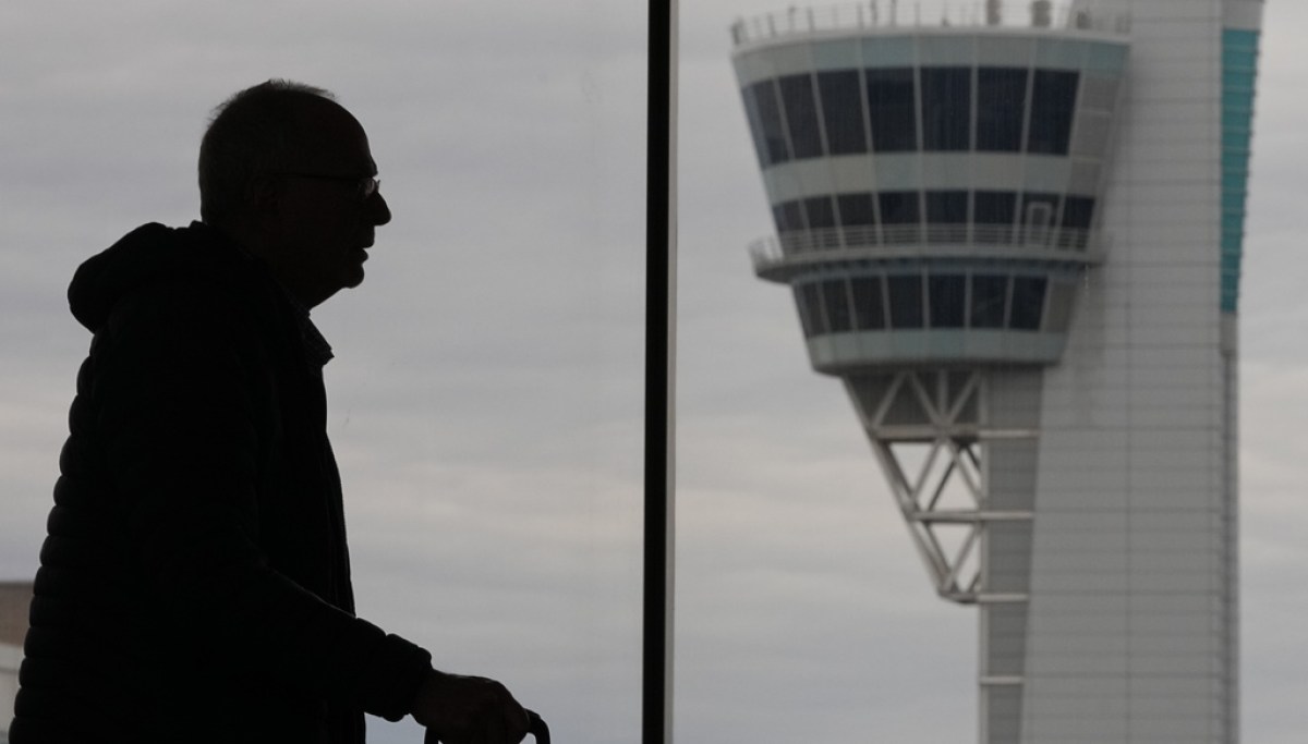 FAA leaves air traffic controller raises in limbo amid mounting strain on system