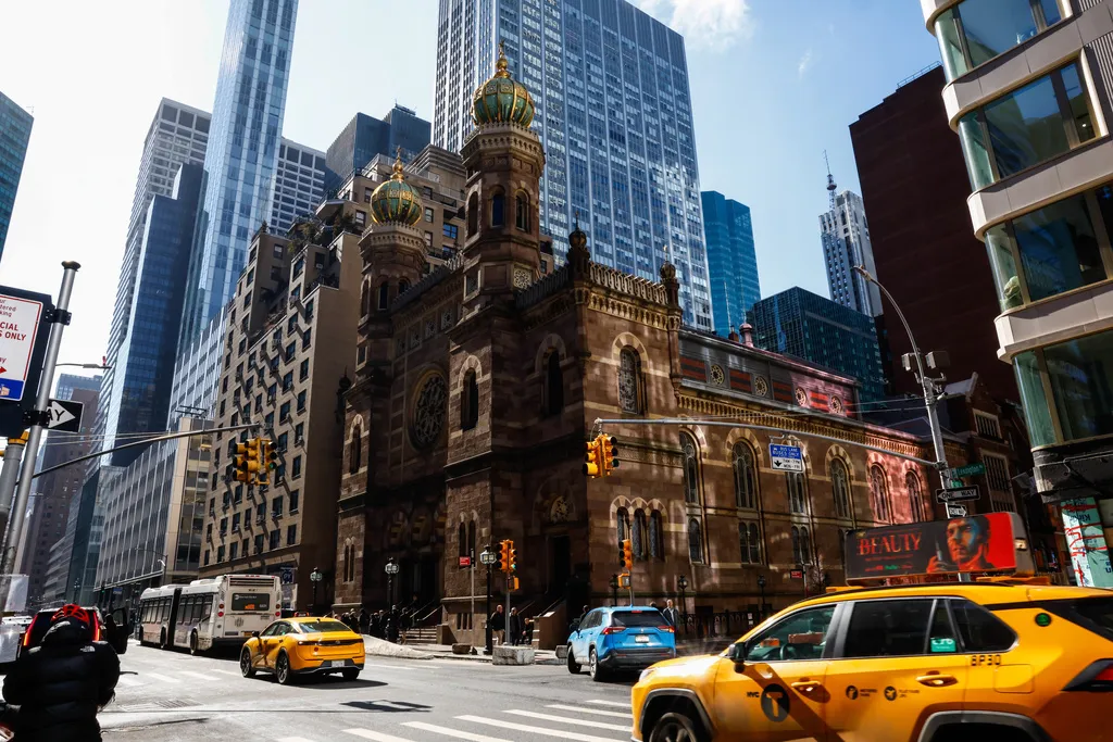 Hate crime charges filed after man disrupts Manhattan synagogue service