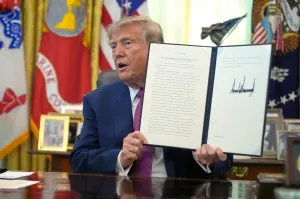 Trump signs executive order to rename Lake Ontario to Lake America