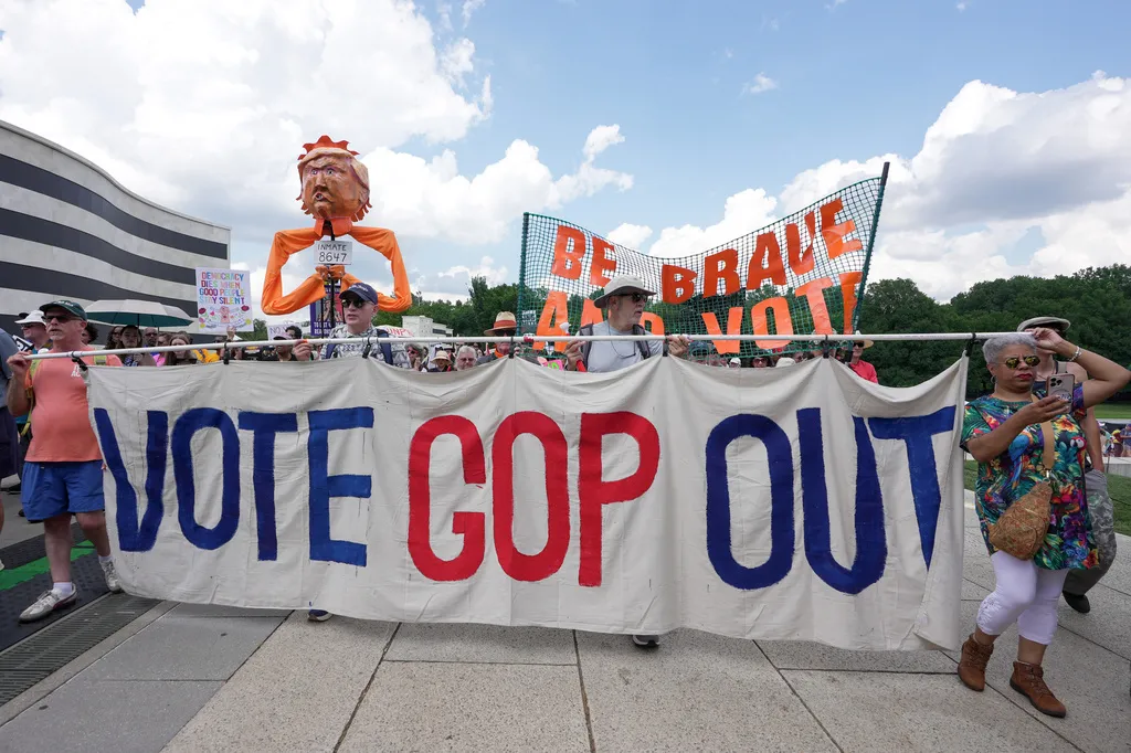 At March on Washington, an urgent plea for black voters to turn out in the midterm elections