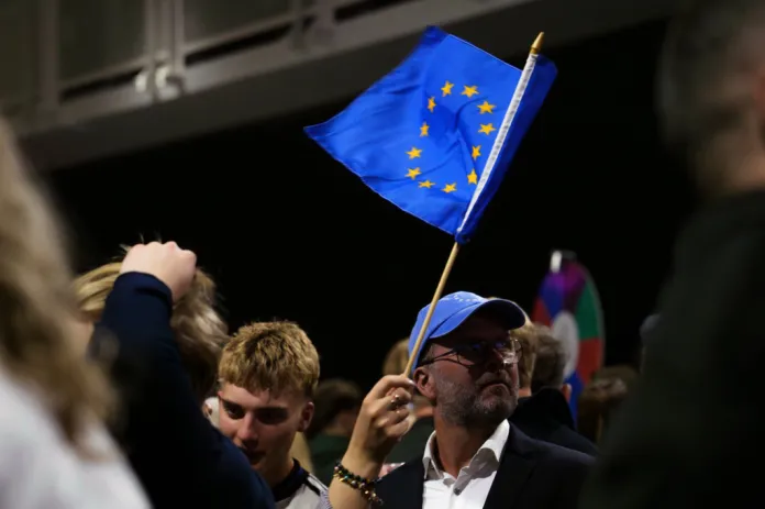 Icelandic citizen waves EU flag