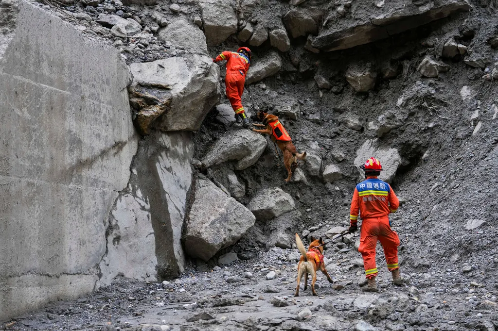 Death toll from Nepal floods tops 900