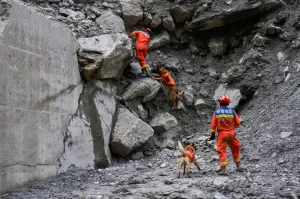 Death toll from Nepal floods tops 900