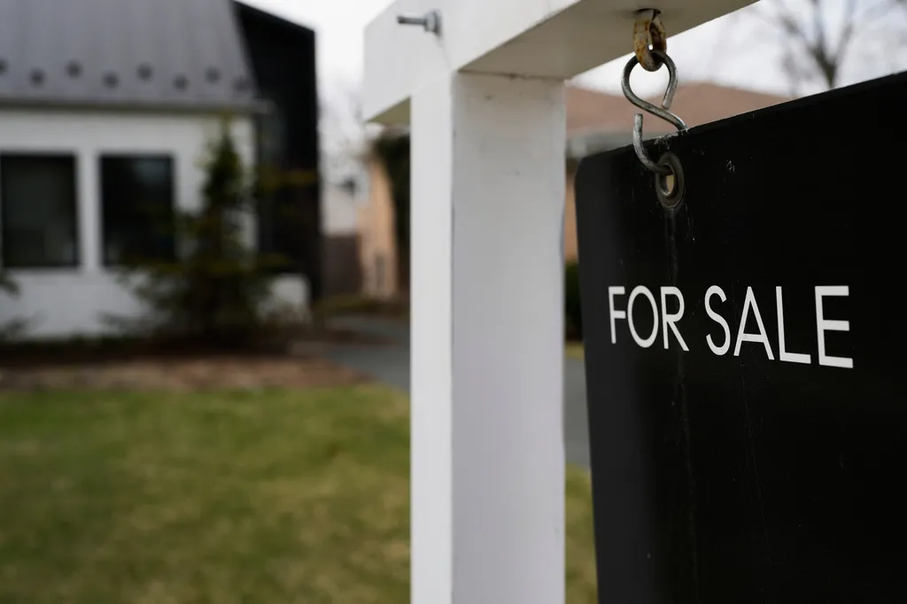 Mortgage rates surpass 7% in blow to housing market