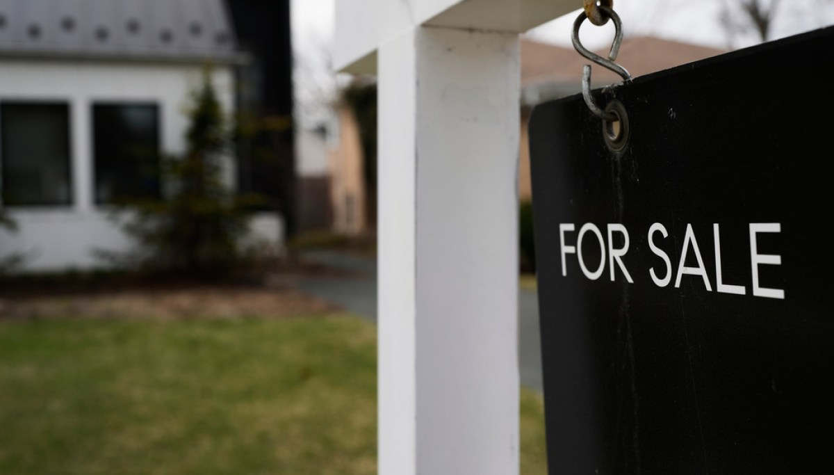 Mortgage rates surpass 7% in blow to housing market