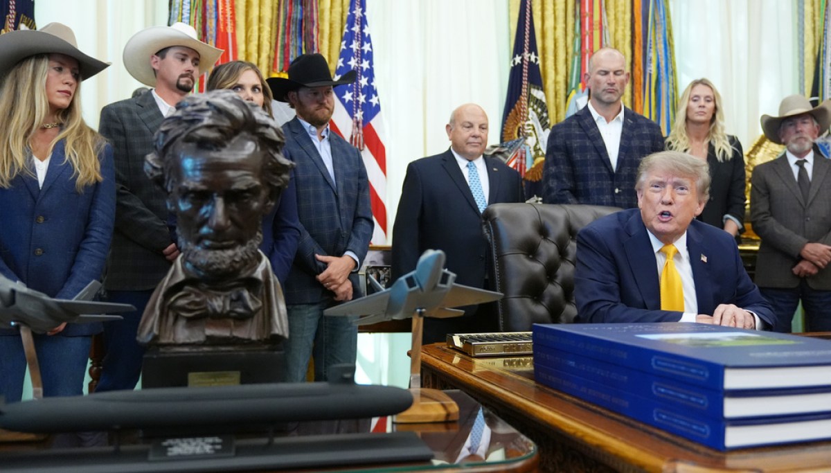 Trump and Vance Downplay Iran Conflict as 'Small Potatoes'