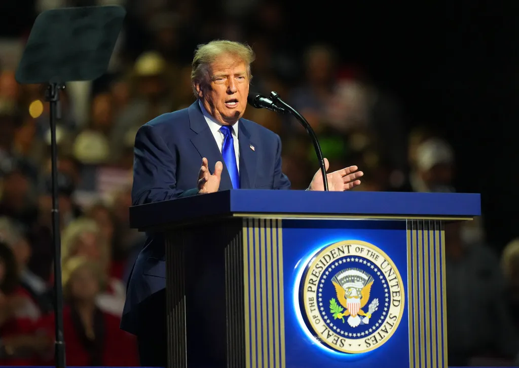 Trump compliments Ken Paxton’s ‘spiffy’ suit after previous insult