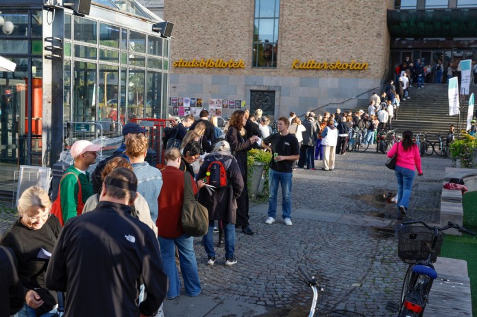 Swedish voters lining up at polls