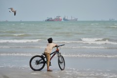 Oil prices ease slightly as Saudi pipeline reopens