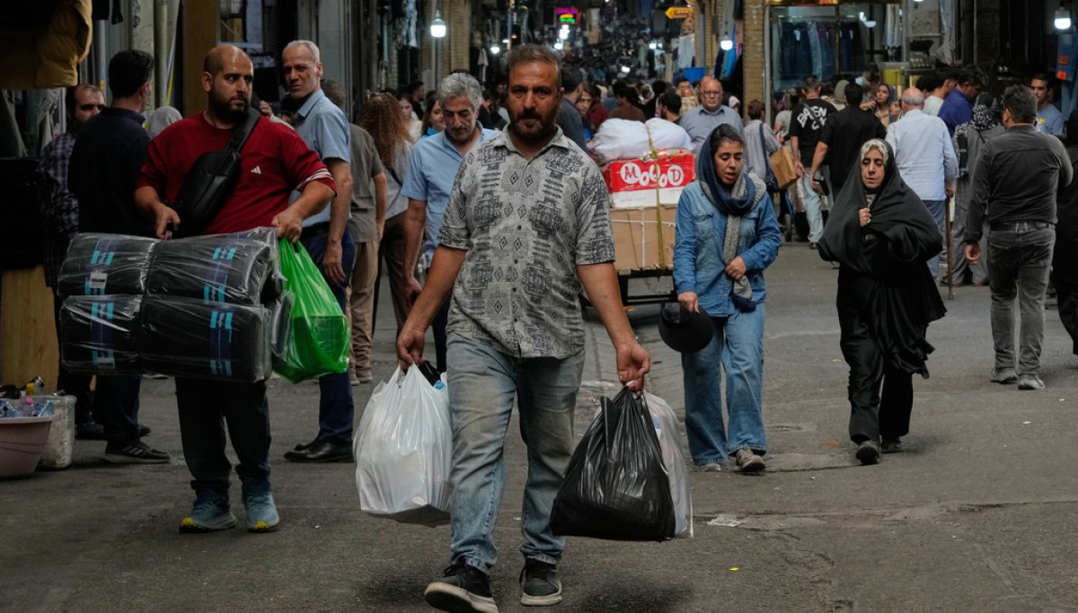 Iranian rial hits all-time low as economy continues free fall