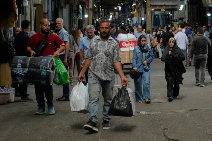 Iranian rial hits all-time low as economy continues free fall