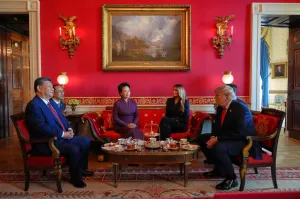 Trump denies US ambassador claim he offered weapons to China