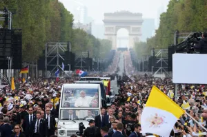 Hundreds of thousands turn out for Pope Leo’s popemobile parade along Champs-Élysées ahead of Mass