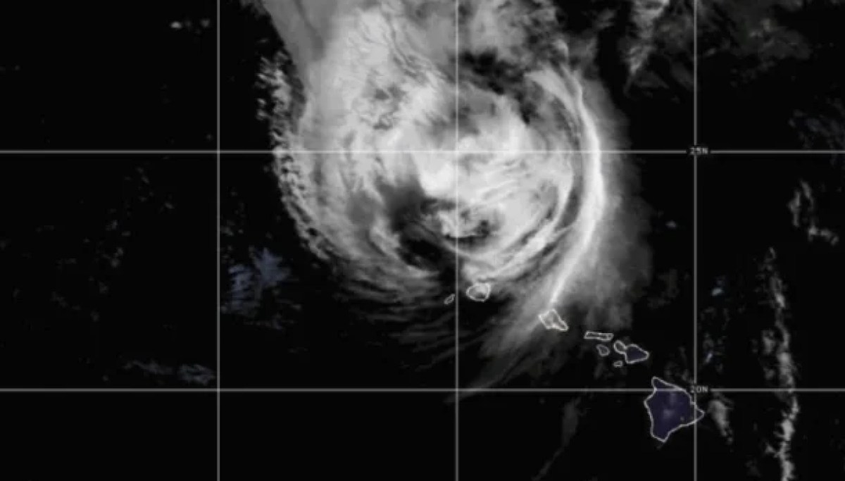 Hawaii’s western islands hit by fierce winds from Hurricane Lowell, leaving extensive damage