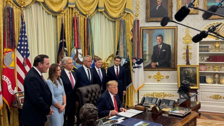 Trump in Oval Office