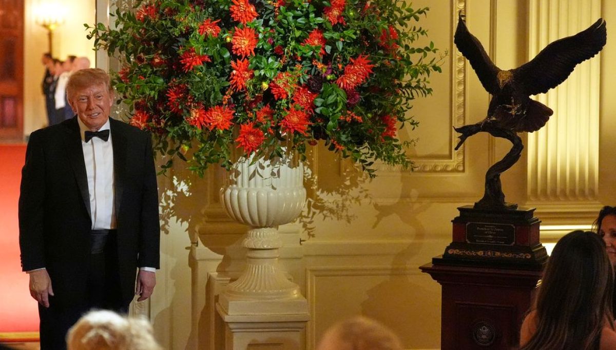 Trump Presents Xi with Bald Eagle Statue at State Dinner, Signaling Diplomatic Warming