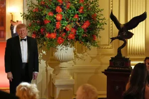 Trump gifts Xi bald eagle statue during state dinner