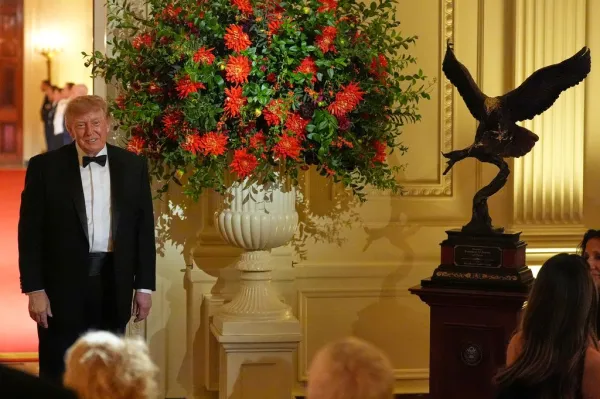 Trump gifts Xi bald eagle statue during state dinner