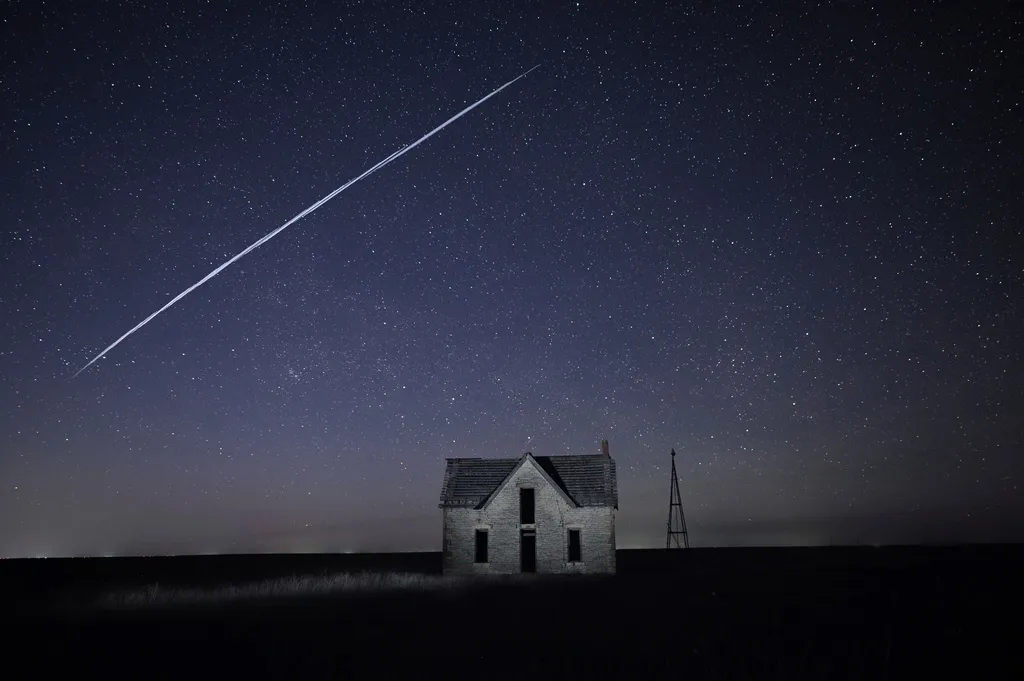 SpaceX moves to turn Starlink into next major US mobile carrier
