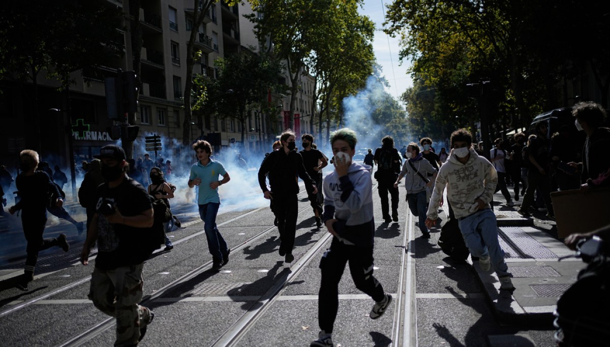 France Struggles to Contain Violent Student Riots