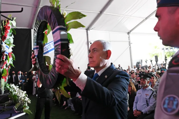 Netanyahu lays wreath
