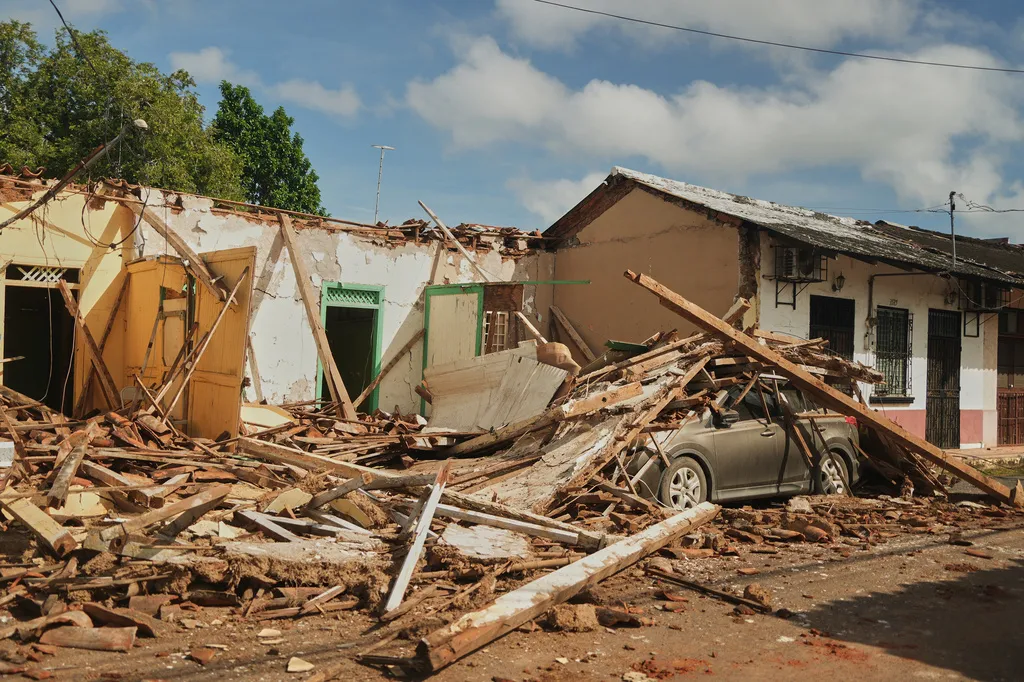 Unnerved Panamanians sleep in streets as aftershocks rattle quake-hit towns