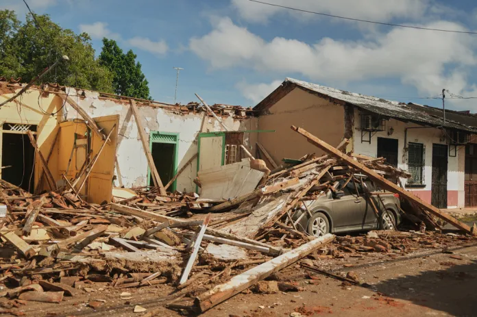 Unnerved Panamanians sleep in streets as aftershocks rattle quake-hit towns