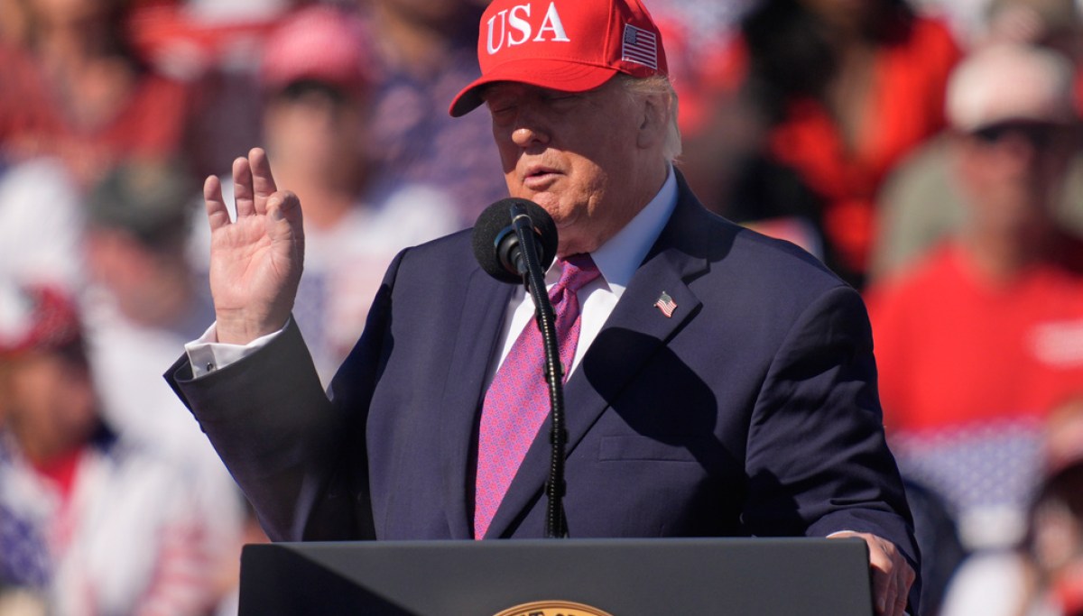 Trump says government ‘leakers should be shot’