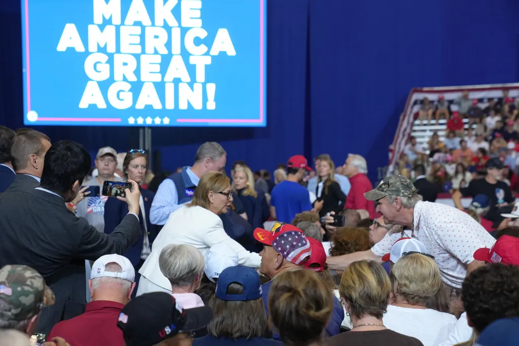 Trump immediately heckled as he takes stage in South Carolina