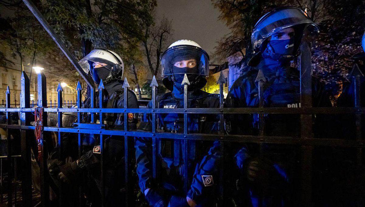 Polish president scrambles back from overseas trip amid Donald Tusk-led ‘coup d’état’ at police-swarmed Constitutional Tribunal