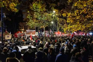 Polish president forces his way into high court after dramatic return as supporters clash with police