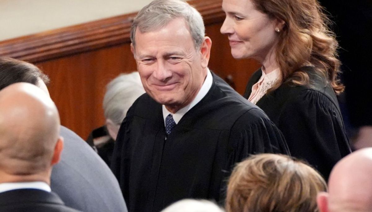 Roberts halts appeals court ruling on FCC campaign ad rates ahead of midterms